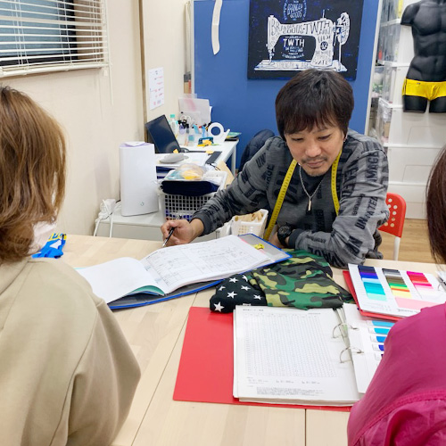 打合せ風景。一つ一つの材料に責任を持って商品企画に合わせて素材提案